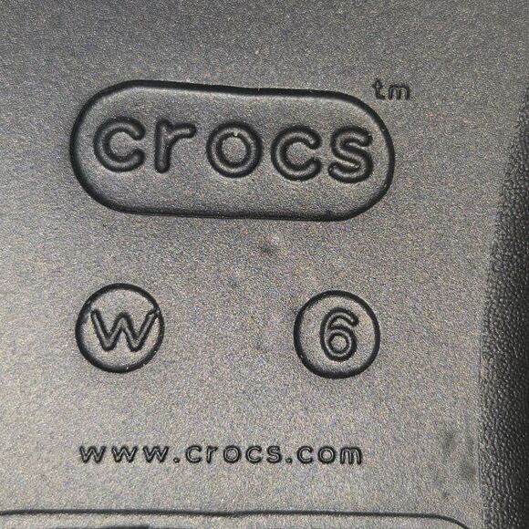 Crocs Women's Sanrah Black Metal Block Flat Flip Flop Thong Sandals Size 6 READ - Picture 9 of 10